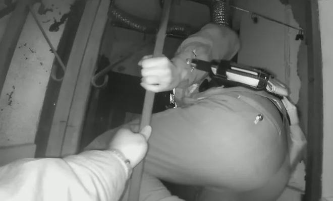 事发时防盗门紧锁！上海一小区楼道内冒出浓浓黑烟行动不便的老人这样取暖险酿大祸彩神vll(图1)