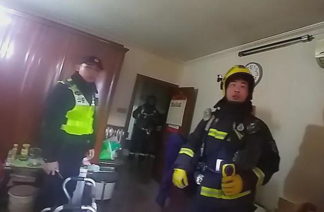 事发时防盗门紧锁！上海一小区楼道内冒出浓浓黑烟行动不便的老人这样取暖险酿大祸彩神vll(图2)