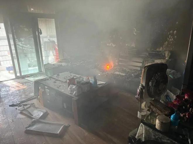 危险！用了六年的鸟笼取暖器突然起火彩神vll(图1)