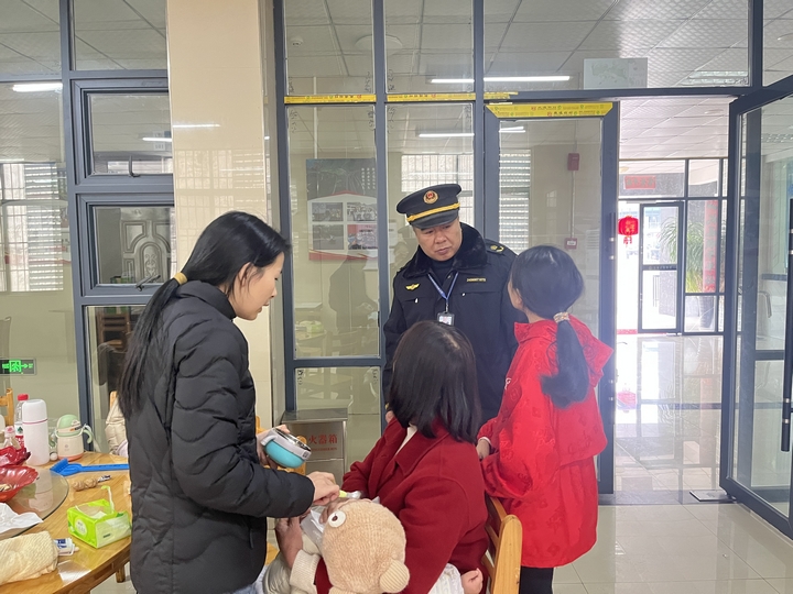 彩神vll寒夜守护！贵州交通执法：暖心服务春运归途(图3)
