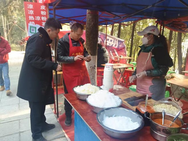 彩神vll四川市场监管温情守护“万家灯火” 新春走基层(图3)