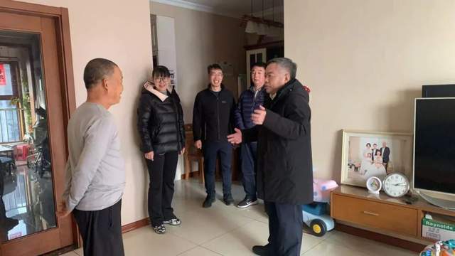 彩神vll天津天保控股公司党委书记、董事长钟晓龙入户走访调研供热情况(图1)