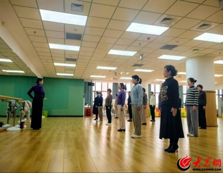 彩神vll郓城县市场监管局开展“展巾帼风采 树文明新风”政务礼仪培训_郓城_大众网(图1)
