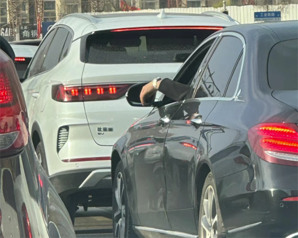 为什么中年男人去哪都要彩神vll开车啊！(图2)