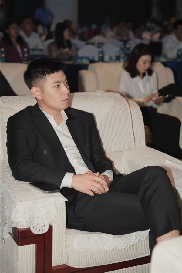 尹震铎亮相太阳岛企业家年会中彩神vll惠地热“创二代”接力南方清洁供暖(图3)