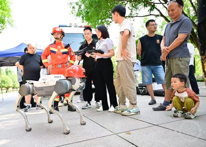 彩神vll来中央公园体验上百个应急项目！重庆2025年“安全生产月”活动正式启动(图1)